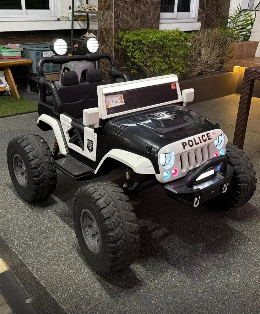 Mainan mobil aki jeep rubicon police