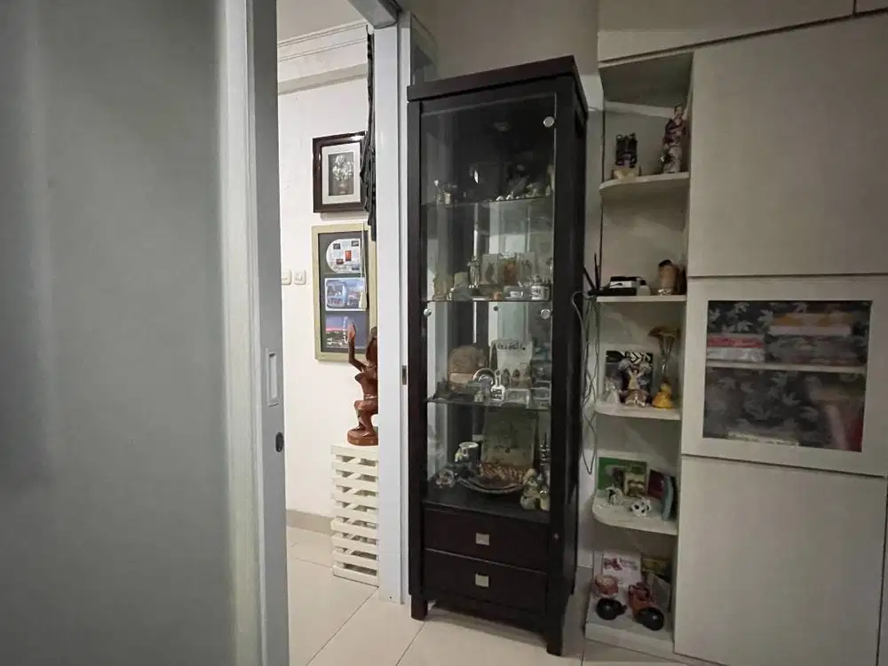 Display Cabinet Hitam Kayu Kaca Elegan dengan Lampu Dalam