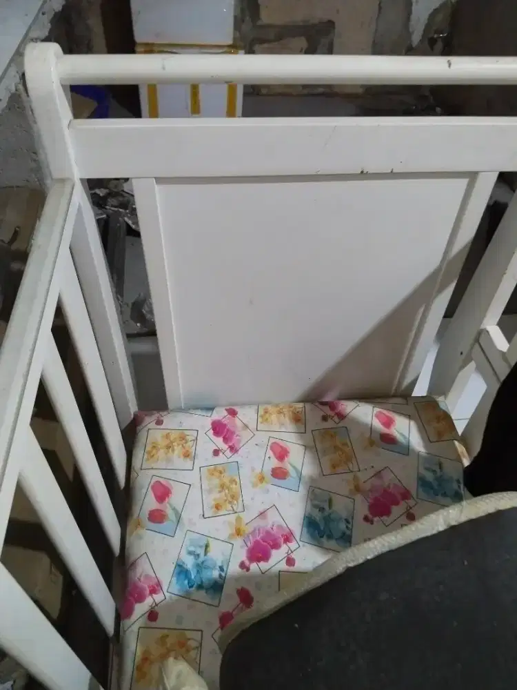 Tempat tidur bayi dari kayu