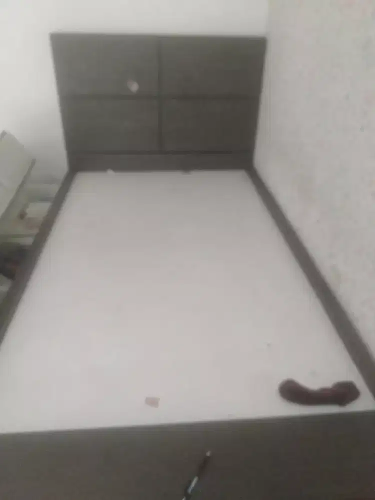 Dipan 2 susun +ada lokernya sama sentigbrt