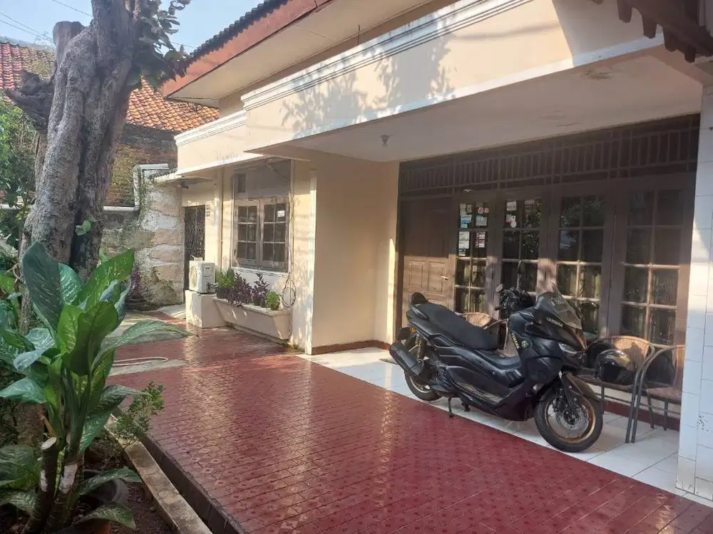 1 Unit Rumah Luas di Tempat Strategis Daerah Kebon Jeruk Jakarta barat