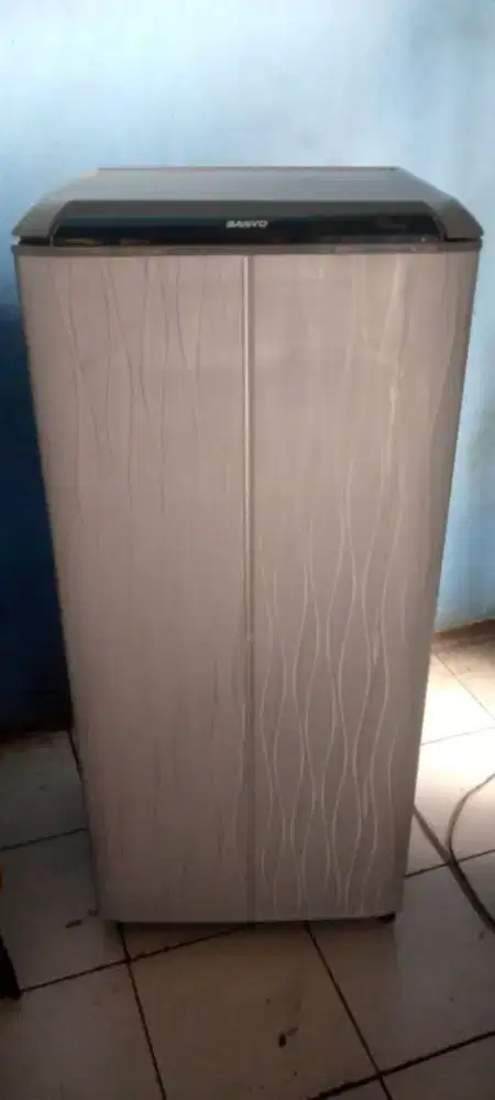 Dijual kulkas SANYO 1PINTU ADA TUTUP RAK FREEZER BEKU DINGIN COD