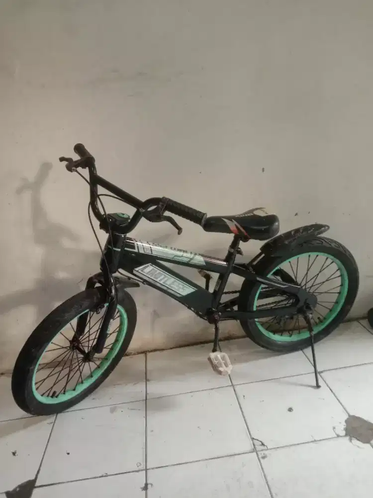 Jual sepeda BMX merk LIMITLESs UK 18