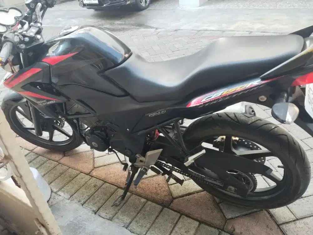 DiJual CB 150 R Streetfire Hitam kondisi mulus 2014