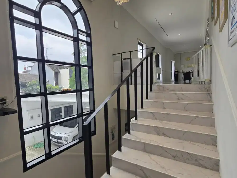 Dijual Rumah Mewah 2 Lantai di Komplek Gegerkalong Permai