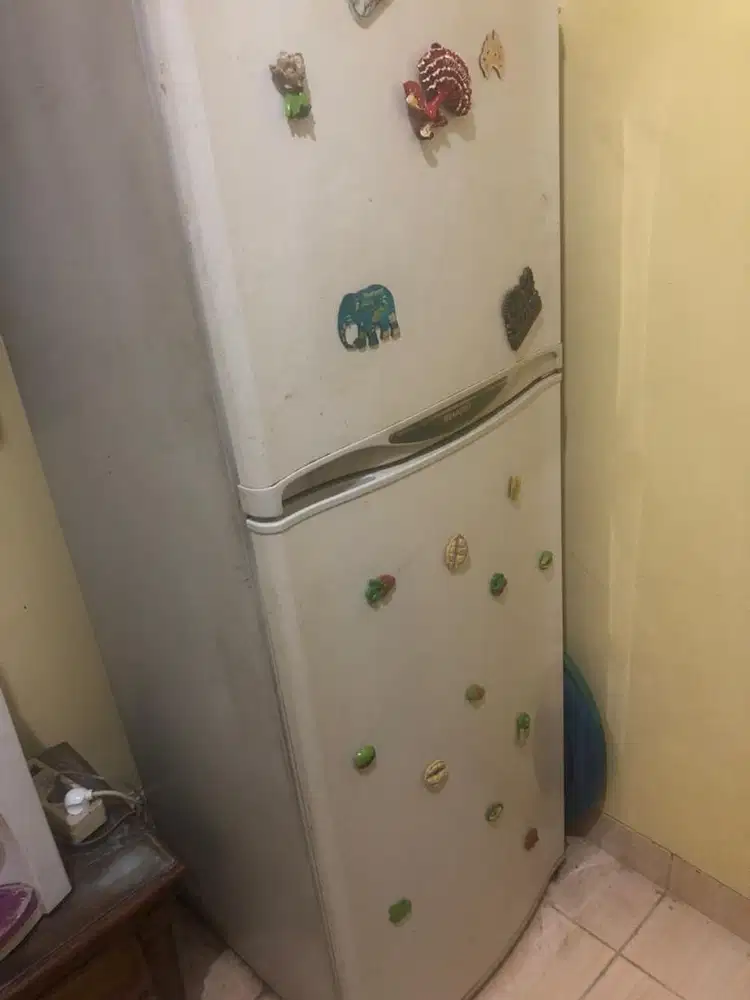 DIJUAL KULKAS 2 PINTU SHARP