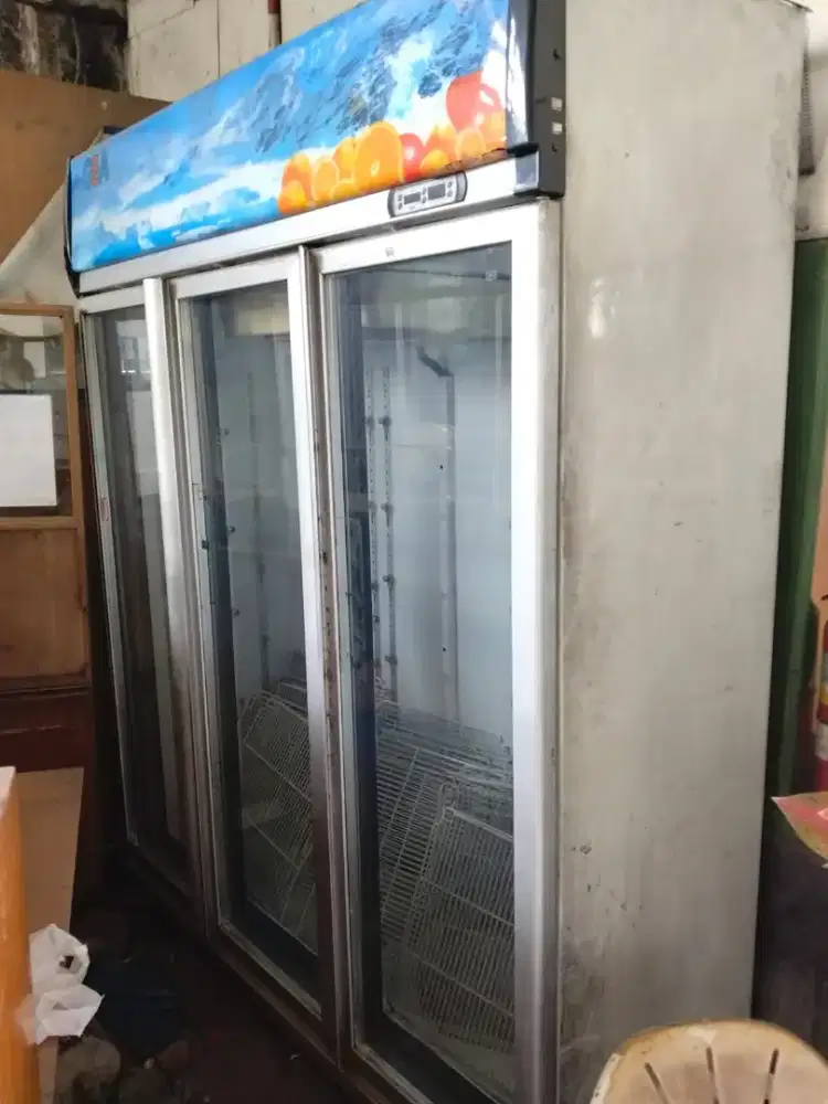 Showcase 3 pintu merk gea