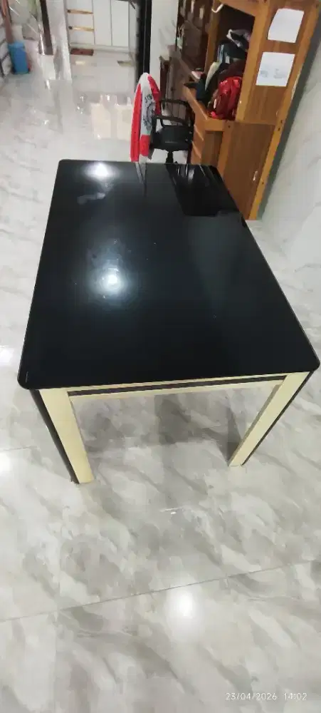 Meja makan kaca cantik eksklusif