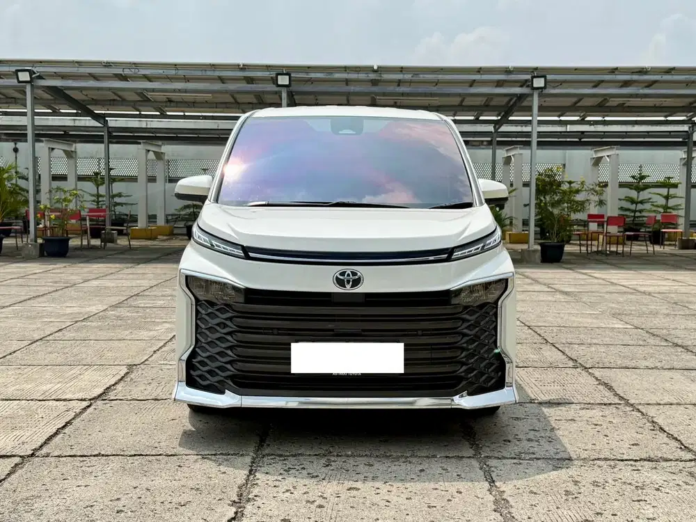 Toyota Voxy 2.0 AT 2025 Bensin