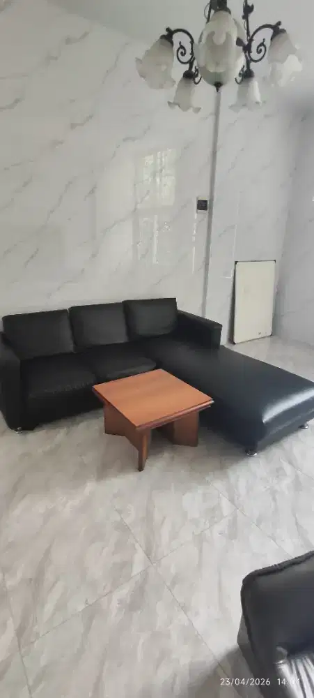 Sofa kulit 3 tempat duduk bentuk L