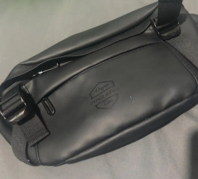 tas selempang kulit hitam