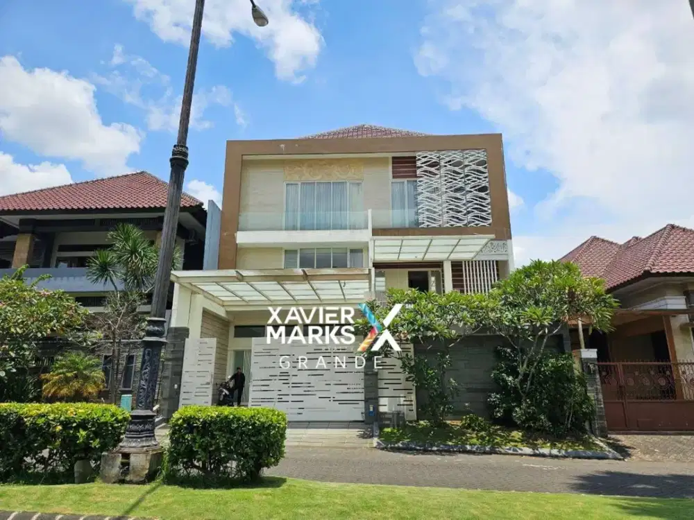 Dijual rumah mewah full funrished 3 lantai ada kolam renang di Istana Dieng, Malang