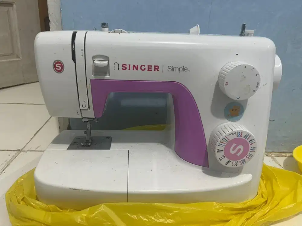 Mesin jahit portable mini SINGER simple 3232