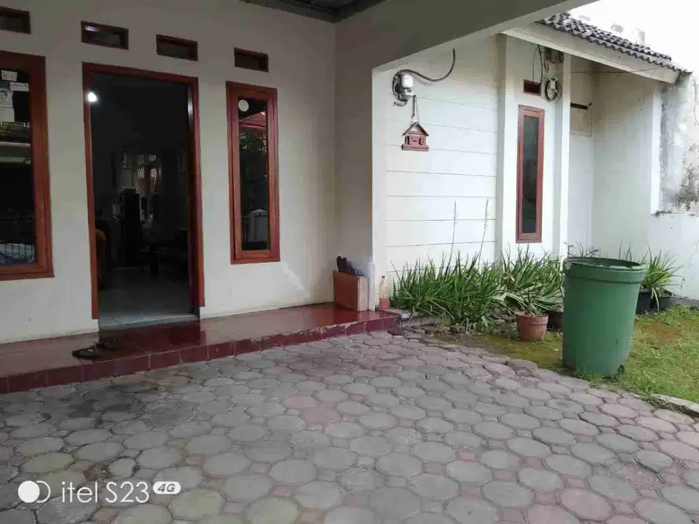 Di jual  rumah 
jl.segar blok F  ujung berung indah  Bandung
Luas tanah 154 m2
Luas bangunan  90m2
3 kamar tidur
2 kamar mandi
Ruang tamu
Ruang keluarga 
Dapur
Gudang
Air sumur 
Listrik  900watt
Shm
Harga  1. 5M TURUN MENJADI 1.3 M