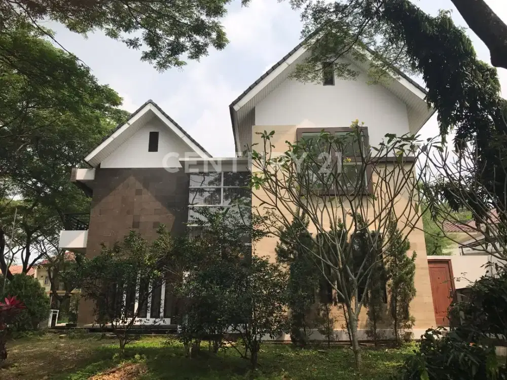 Hoek Designer House Lippo Karawaci Depan Taman Anak Anak