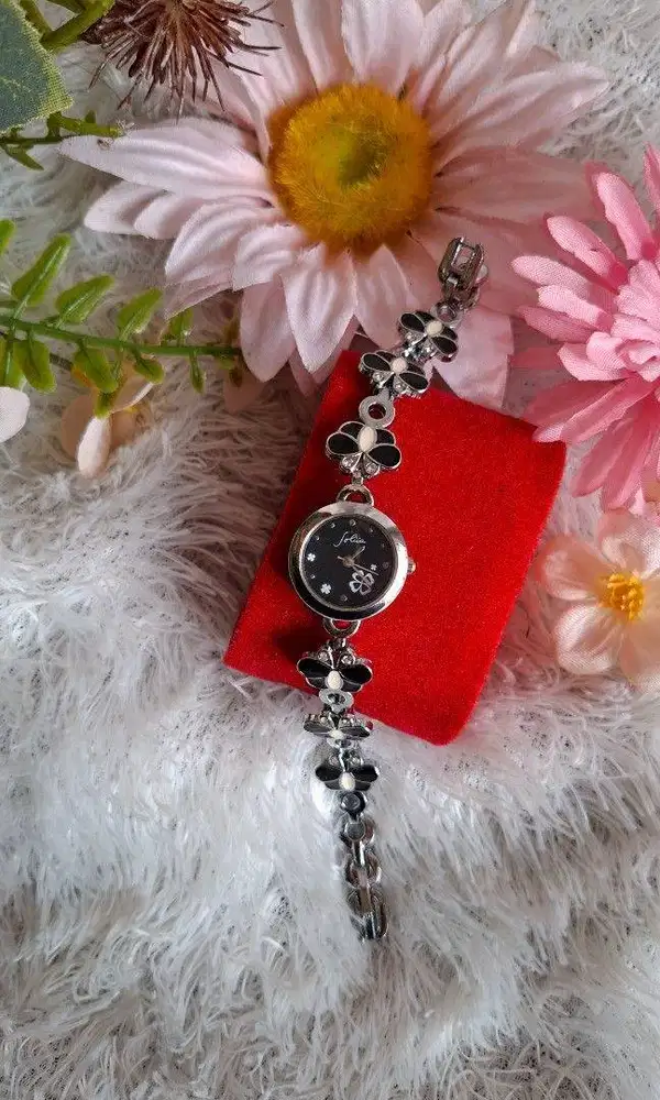 Jam tangan Folia ​Desain Floral yang Elegan