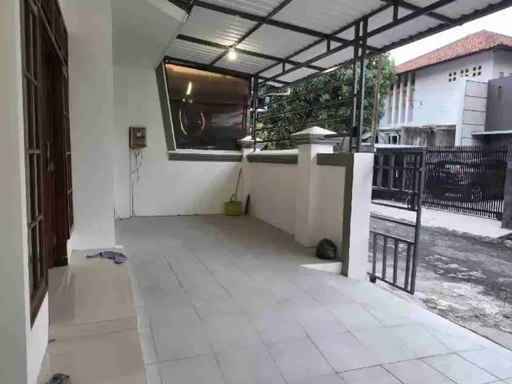 Komplek Kopo Kencana 
Dikontrakan / Dijual
LT/LB 150/180,
Lebar Muka 9 Mtr
KT 4, KM 3
Listrik 4400watt
Water heater
Air Submersible
Hadap timur 
Harga Jual 1.85M