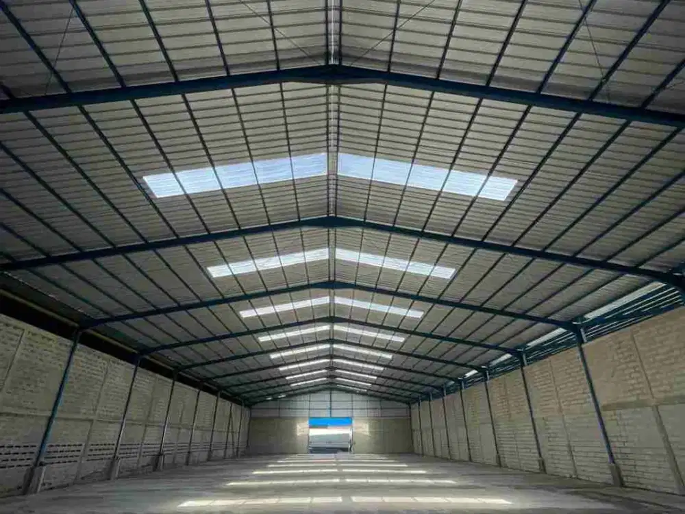 *DISEWAKAN GUDANG KOPO KATAPANG*  
Jarak 3,6 kilo Dari Gerbang Tol Kutawaringin
*GUDANG MASIH BARU*
Standard ketinggian atap tengah : *9 meter*
Listrik: 2.200w
Air : 6.000/ m3 
Masuk Container 40 feet

*Ready stock sekarang :*
B3: 1.870m2 
D3 : 1.440m2 

