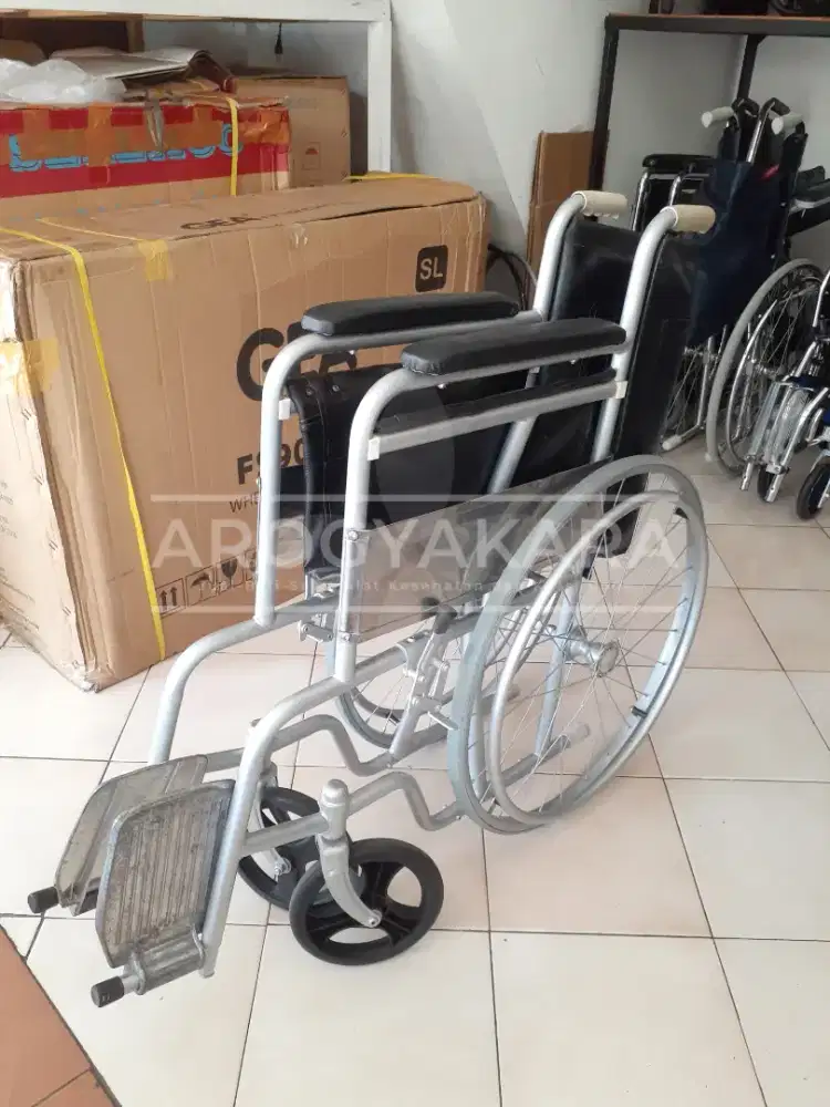 Kursi roda standart bekas