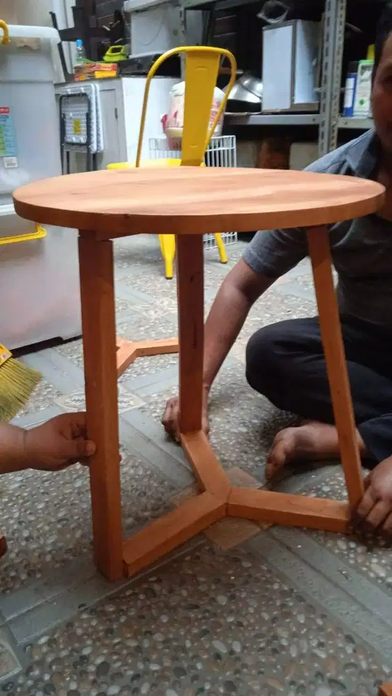 Meja kayu bulat kayu mahoni