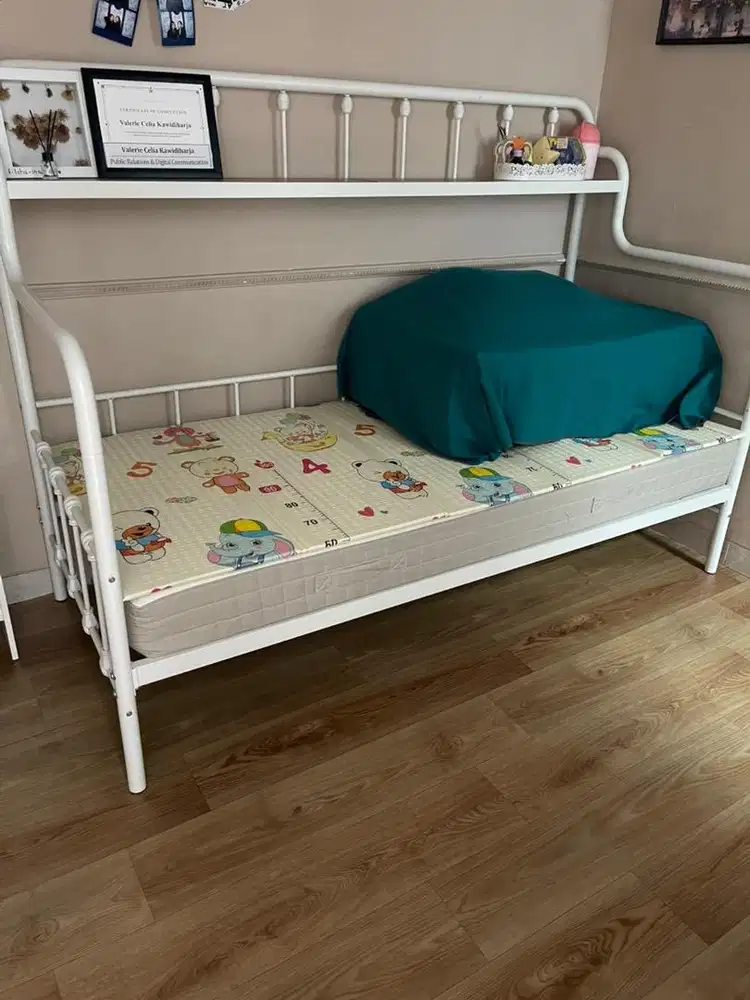 Tempat tidur besi berikut kasur