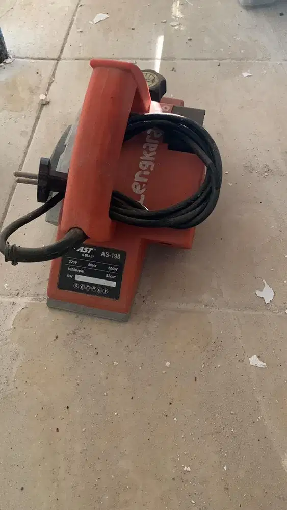 Mesin serut kayu (planner)