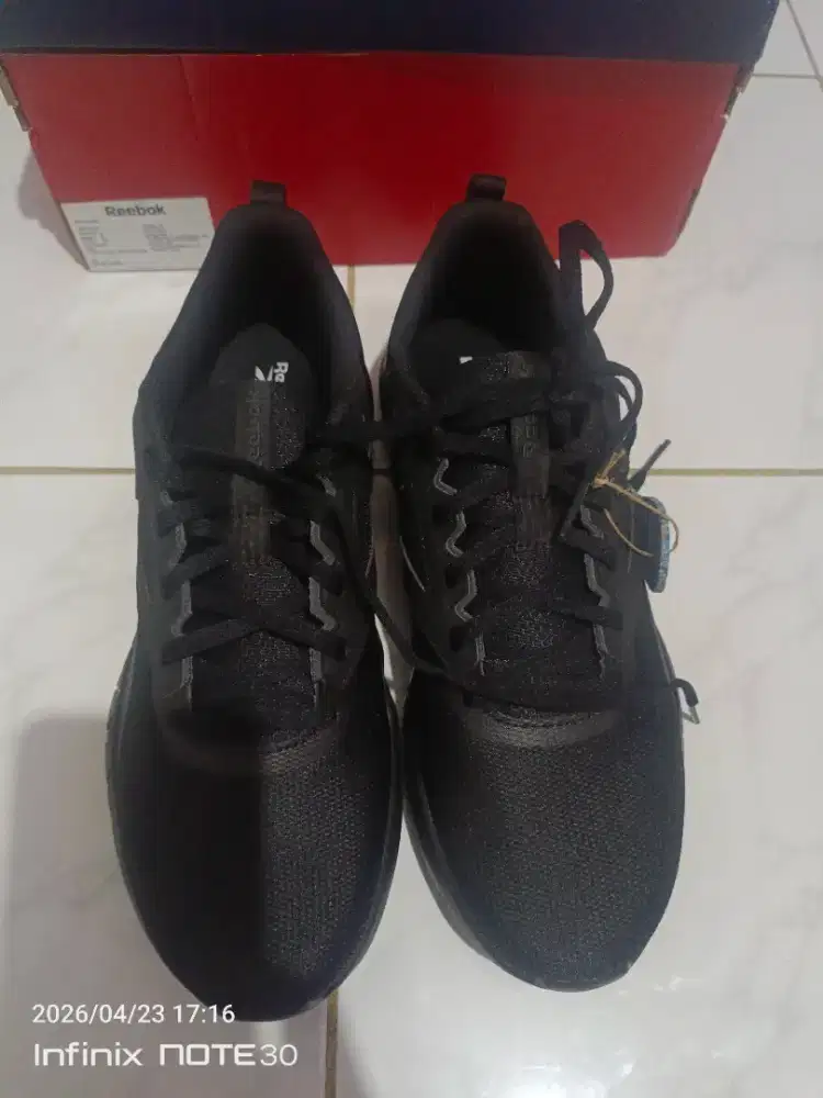 Sepatu Reebok kondisi baru