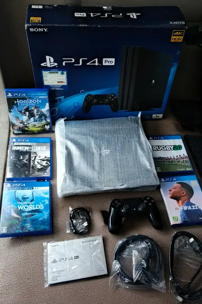 PlayStation 4 PRO Original CUH 7106B ~ 1000 GB + 5 BD Games + Stik PS4