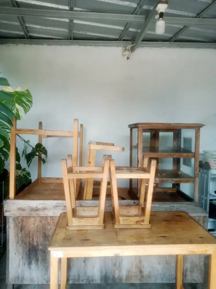 Gerobak dan kursi meja