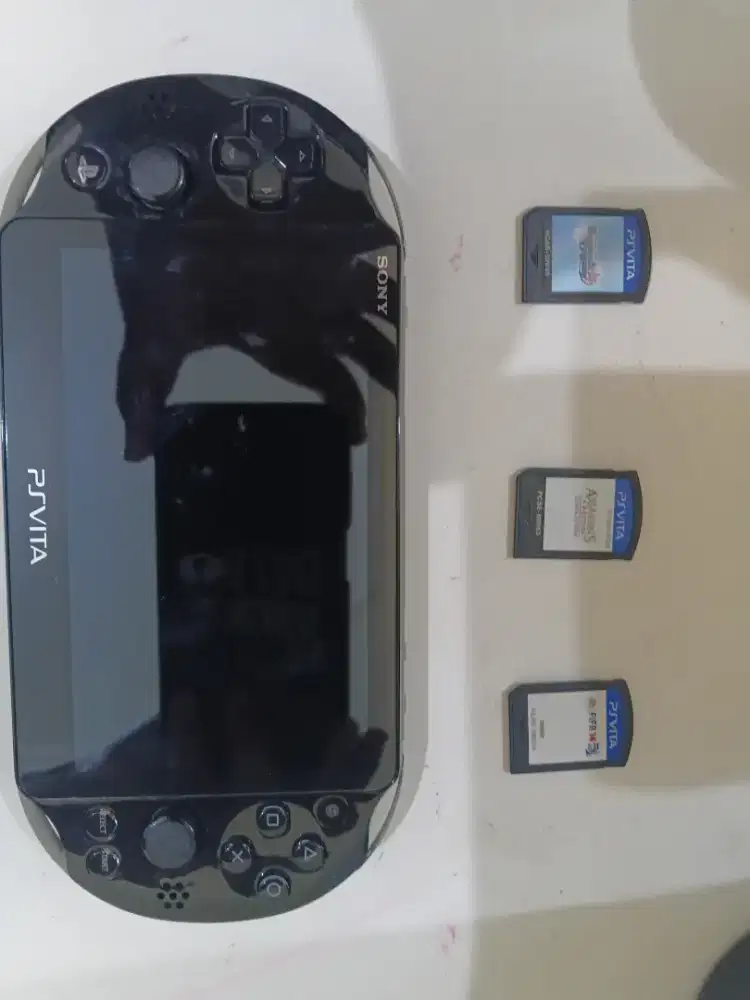 Dijual Console Ps Vita free 3 games & 8gb Memory card external