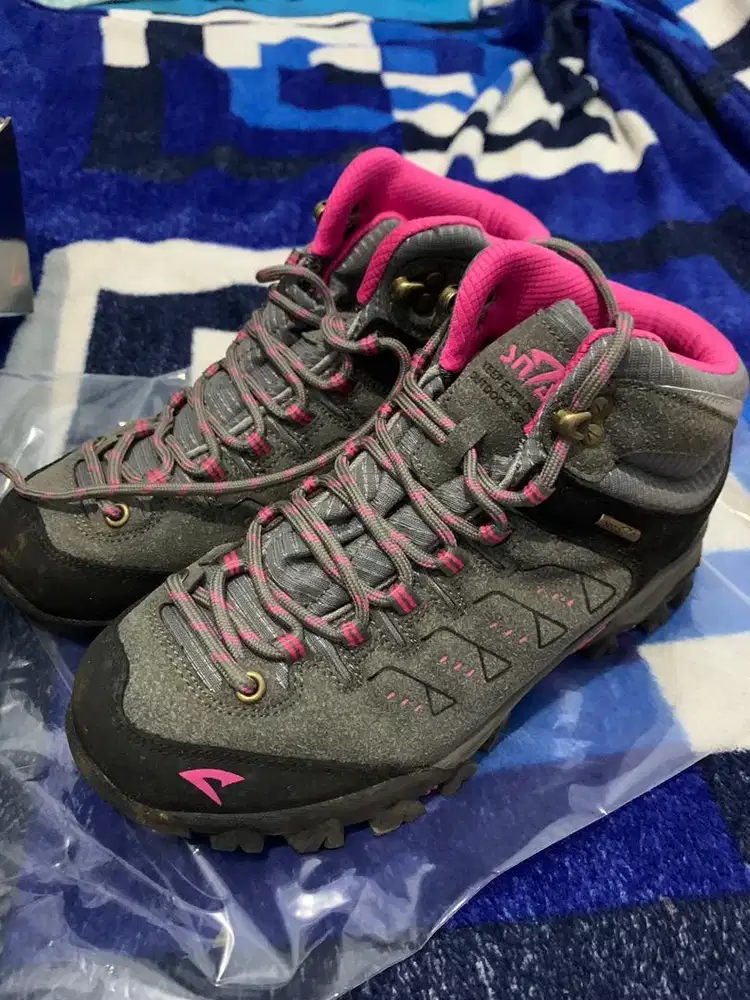 JUAL SEPATU GUNUNG SNTA