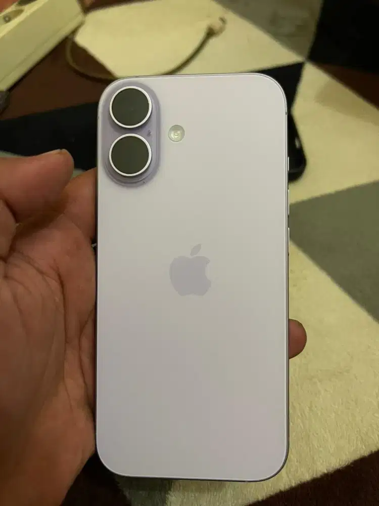 FS: iphone 17 basic 256GB garansi on april 2027  pemakaian 3 minggu