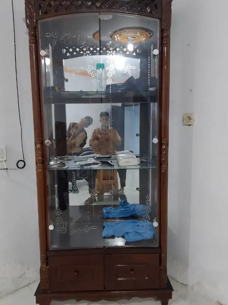 Lemari Pajangan Kayu - Elegan & Cocok untuk Koleksi