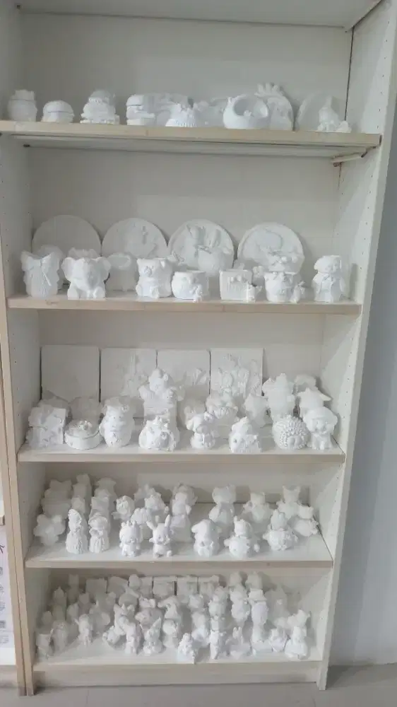 Tim produksi gudang (cetak gypsum)