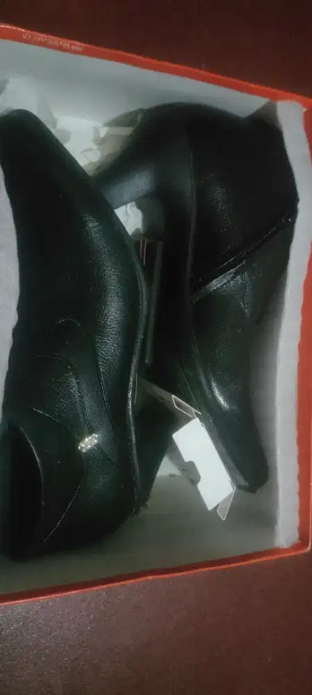 Sepatu ukuran 38 baru 2x pakai