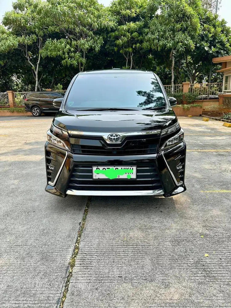 Toyota Voxy hitam 2018