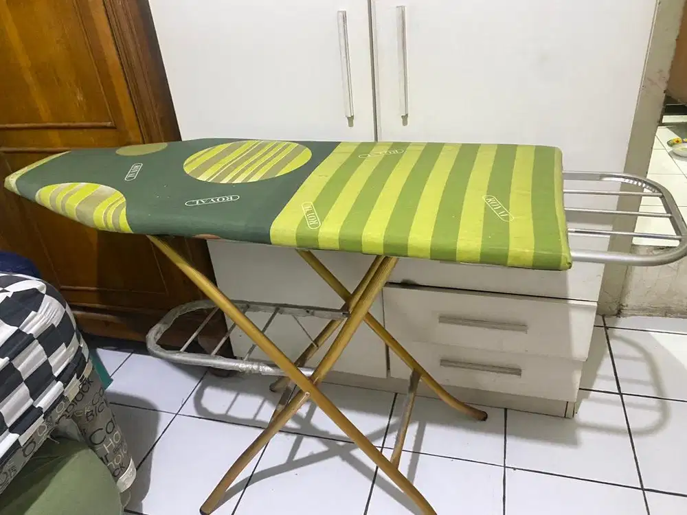 Meja lipat untuk gosok