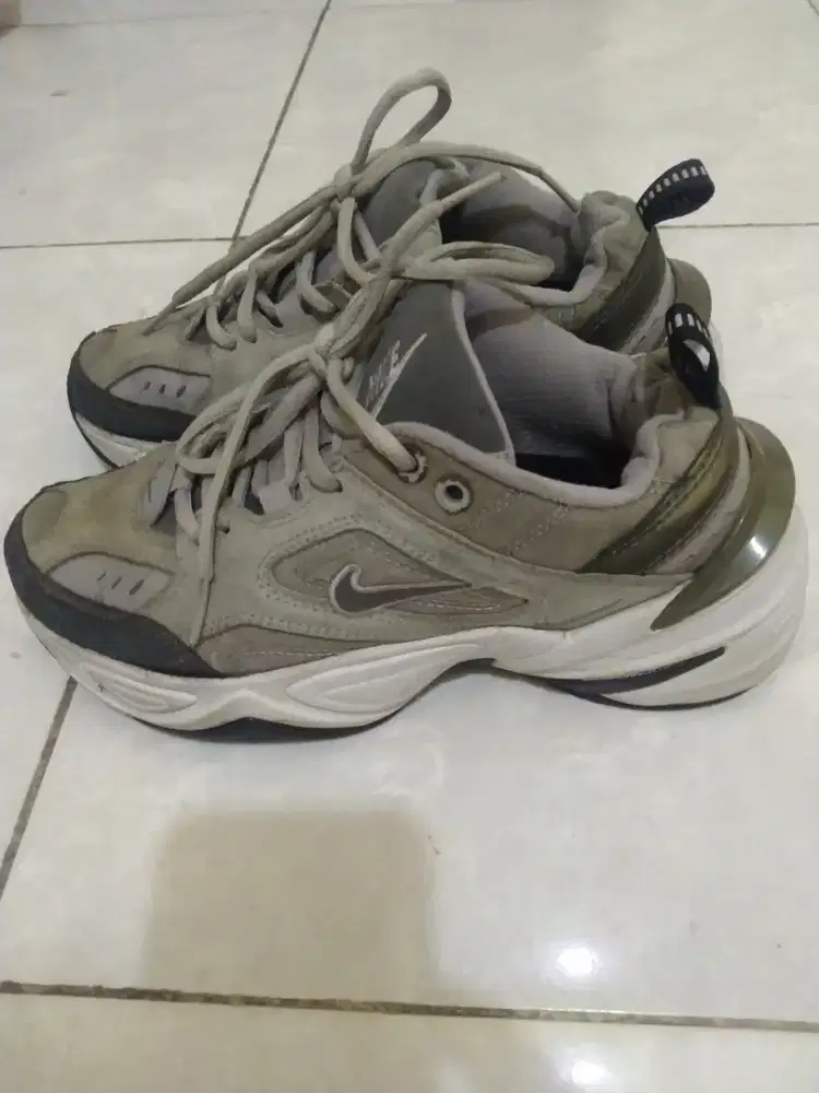 Sepatu running Nike M2K