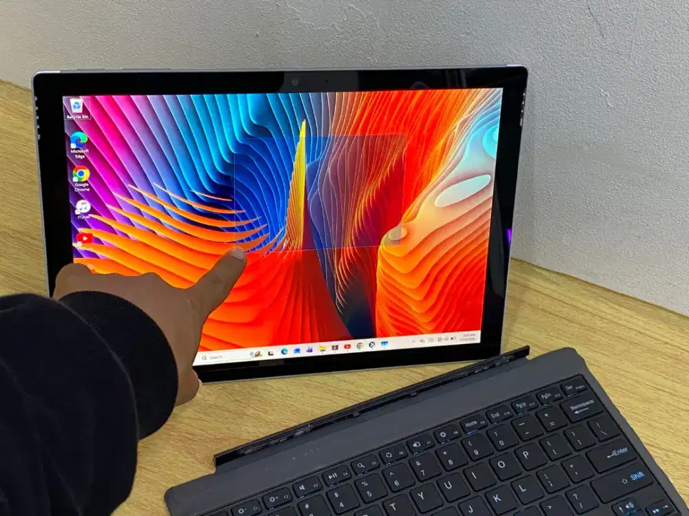 Microsoft Surface pro 5 (Touchscreen) 
i5