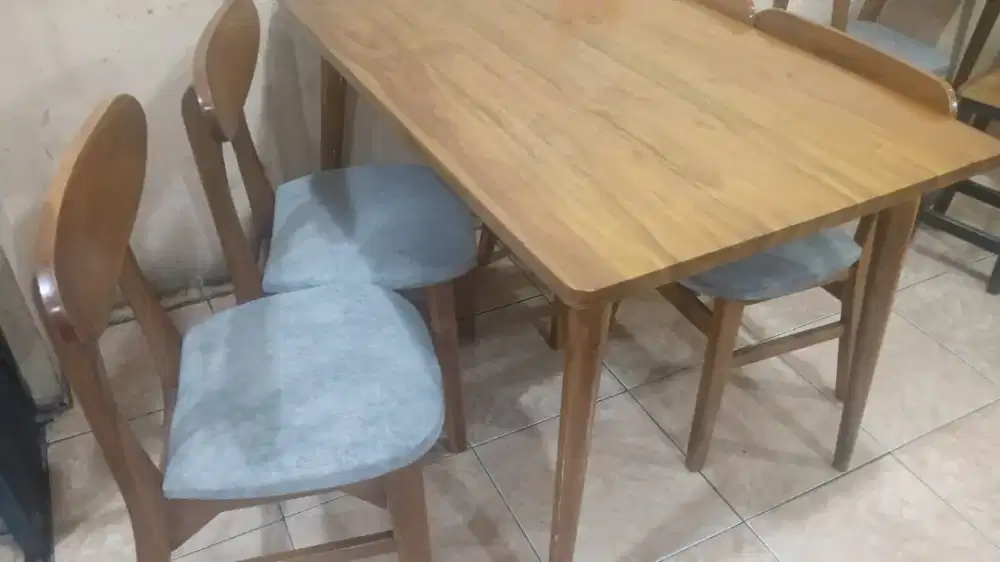 Meja makan jati