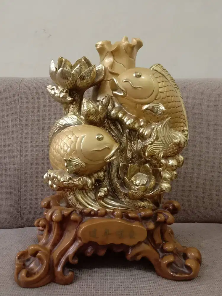 Hiasan Patung 2 Ikan Koi / Ikan Mas Emas di Antara Teratai Fengshui