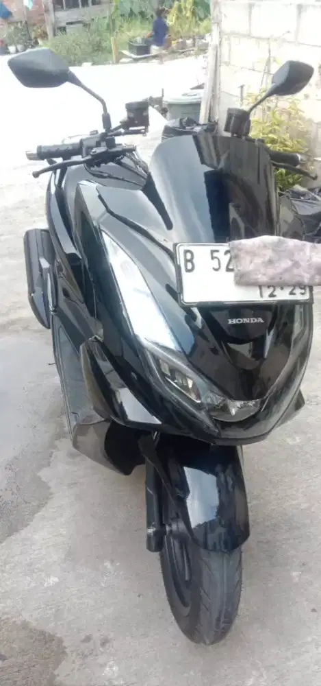 Second like new Honda PCX 160 non ABS hitam glossy 2024 akhir