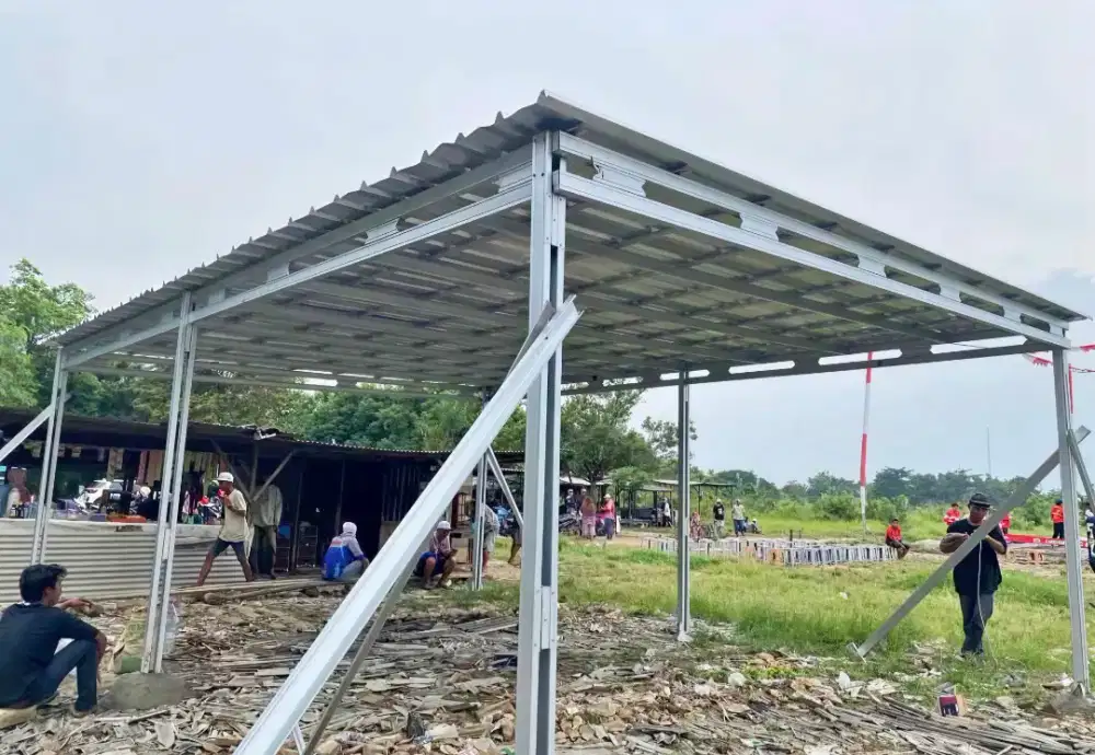 Tukang pasang baja ringan