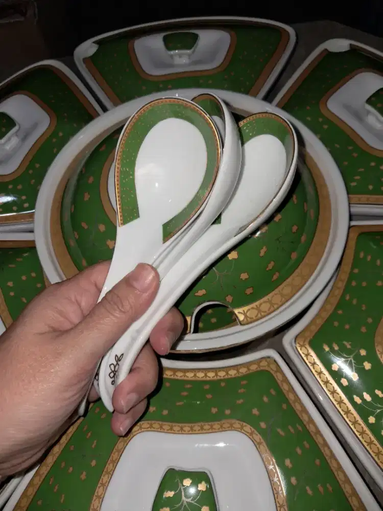 Seperangkat tempat saji es buah dan tempat saji lauk sayur