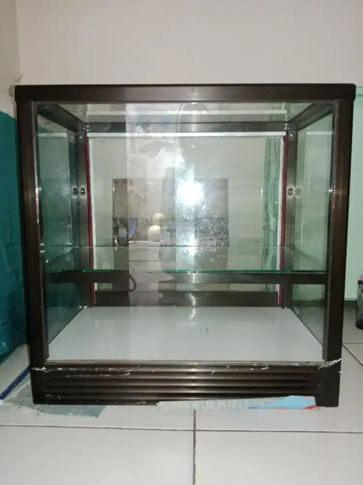 DI JUAL ETALASE KACA