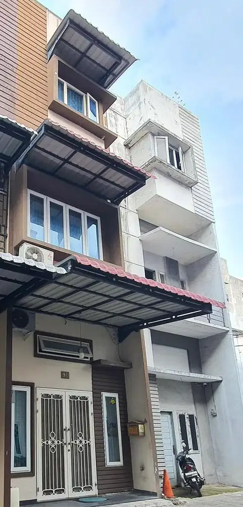 Rumah 3,5 Lantai, Inti Kota, full Furnishe, Elektronik,Bebas Banjir