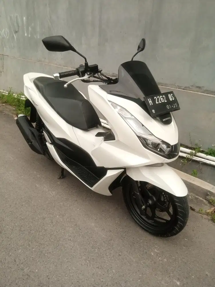 Honda PCX putih 2021