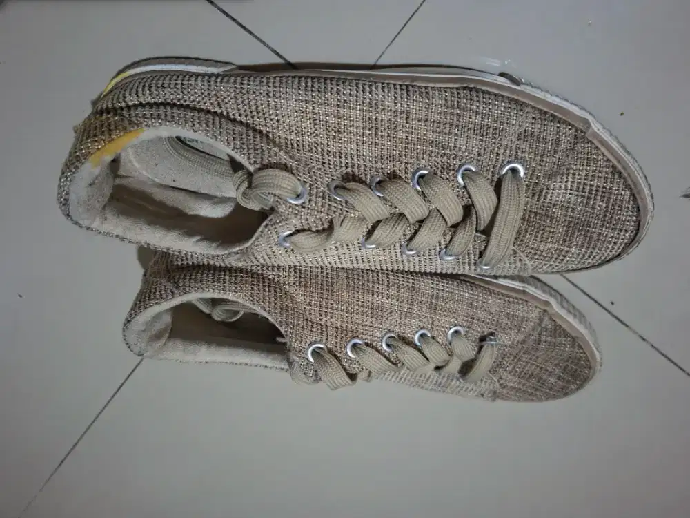 Sepatu hussh puppies