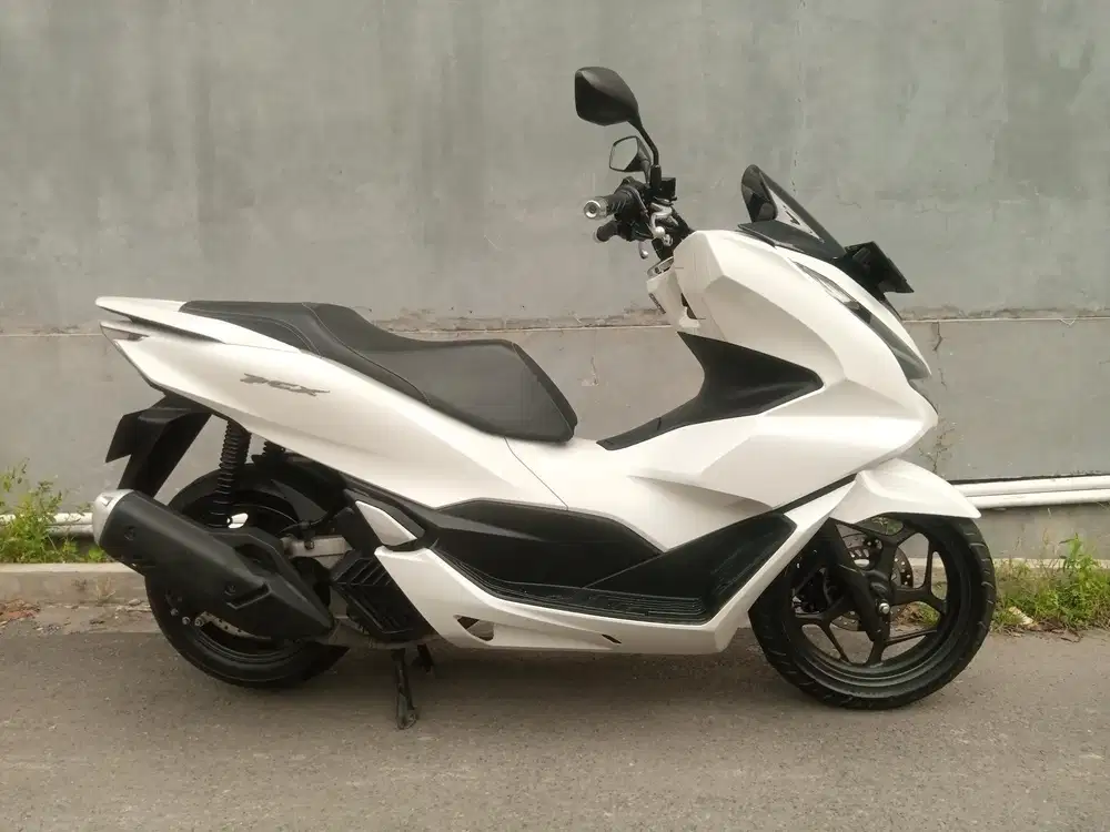 Honda PCX putih 2021