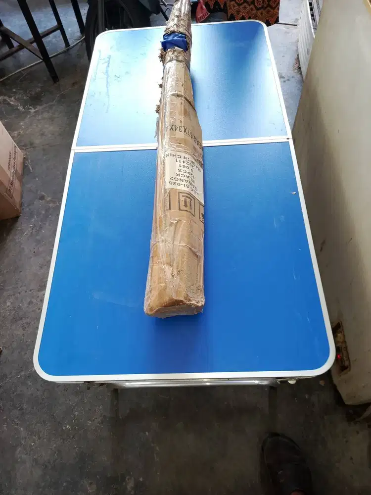 Meja lipat lubang tengah